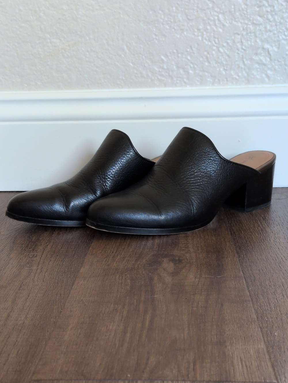 Johnston & Murphy Black Leather Slip-On Mule Heels